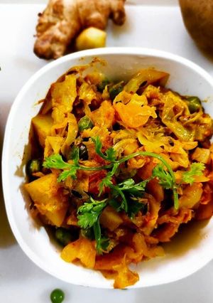 A picture of Cabbage peas potato curry.