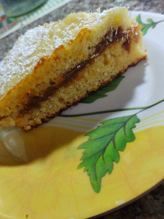 Una foto de ~Bizcochuelo de coco relleno con dulce de leche~