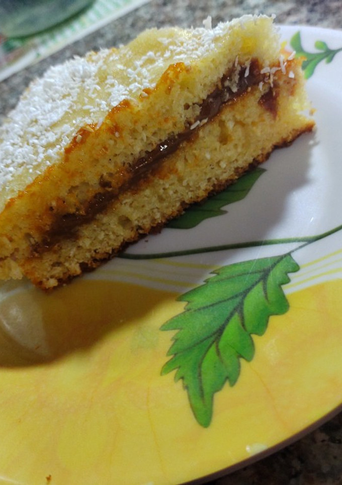 Una foto de ~Bizcochuelo de coco relleno con dulce de leche~