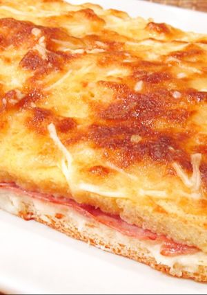 Una foto de Pastel pan de molde queso y bacon