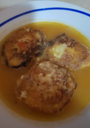 Una foto de Tortitas de papa en caldillo. Estilo mi familia
