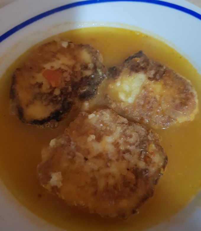 Una foto de Tortitas de papa en caldillo. Estilo mi familia