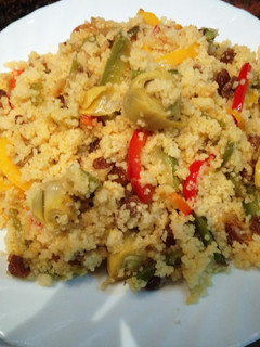 Una foto de CousCous de verduras y pollo