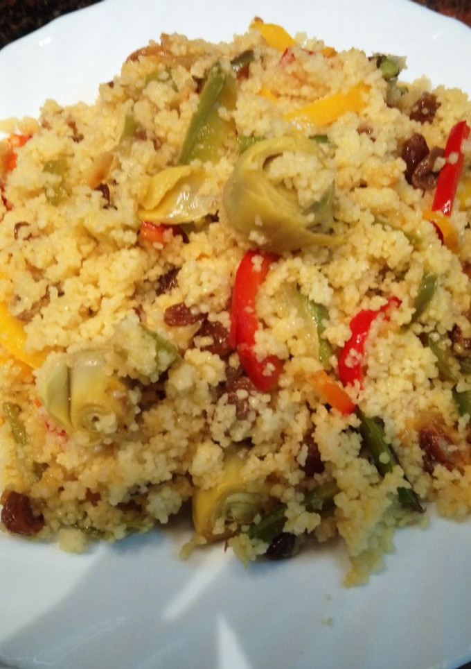 Una foto de CousCous de verduras y pollo