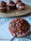 Muffin al cacao con nocciole e gocce di cioccolato ruby