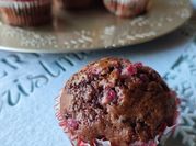 Una foto di muffin al cioccolato con gocce di cioccolato