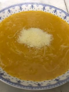 Una foto de Sopa de calabaza con cebolla y papa. MUY FÁCIL!