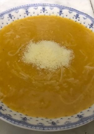 Una foto de Sopa de calabaza con cebolla y papa. MUY FÁCIL!