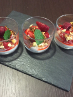 Una foto de Fresas con crema de mascarpone y vino dulce