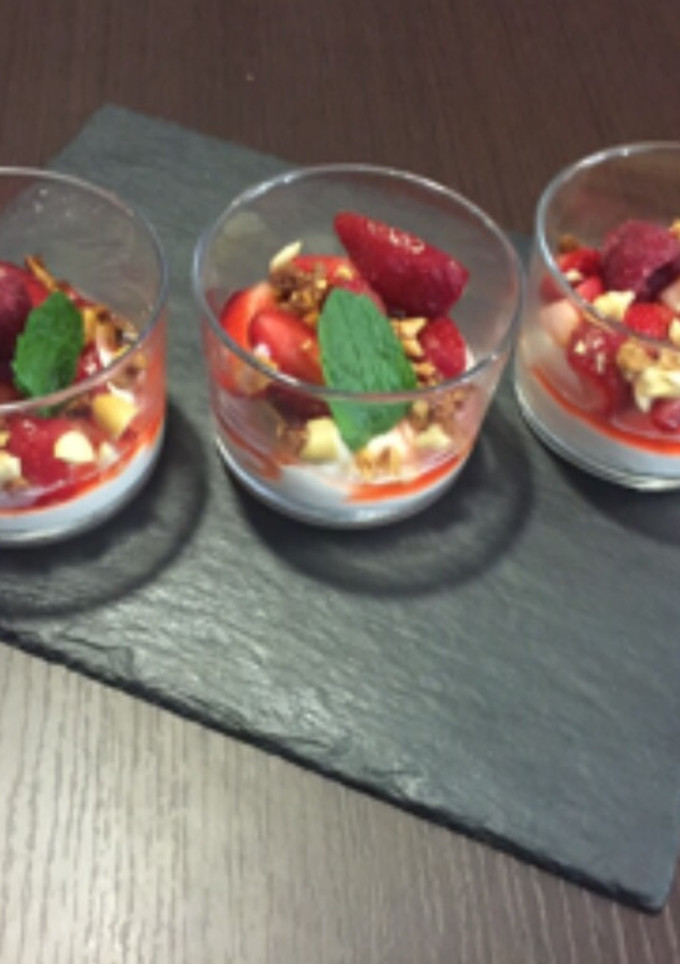 Una foto de Fresas con crema de mascarpone y vino dulce