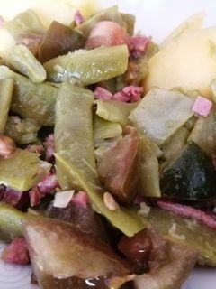 Una foto de Judía verde con ajo, jamón y tomate
