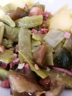 Una foto de Judía verde con ajo, jamón y tomate