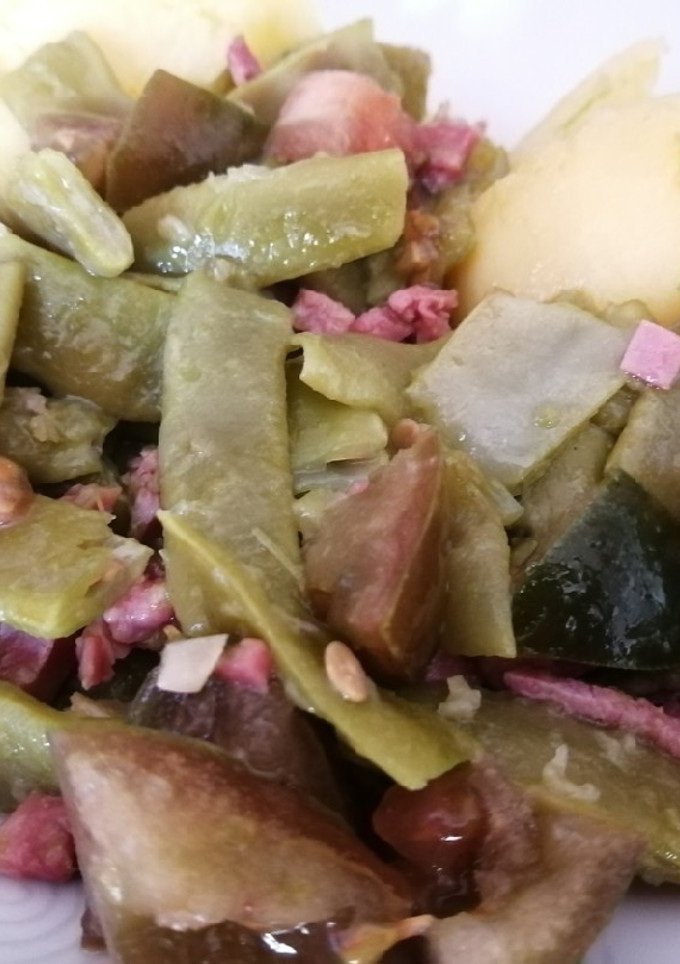 Una foto de Judía verde con ajo, jamón y tomate