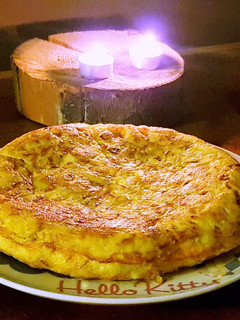 Una foto de Tortilla española con huevos de pato y cebolla