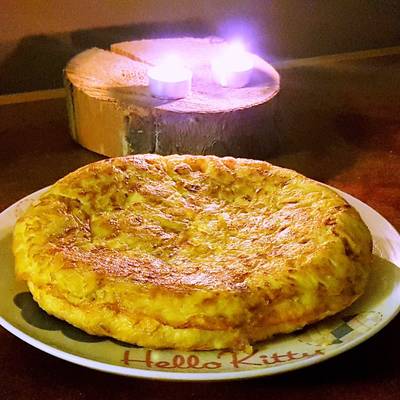 Tortilla española con huevos de pato y cebolla Receta de Johnny LIZARD-  Cookpad