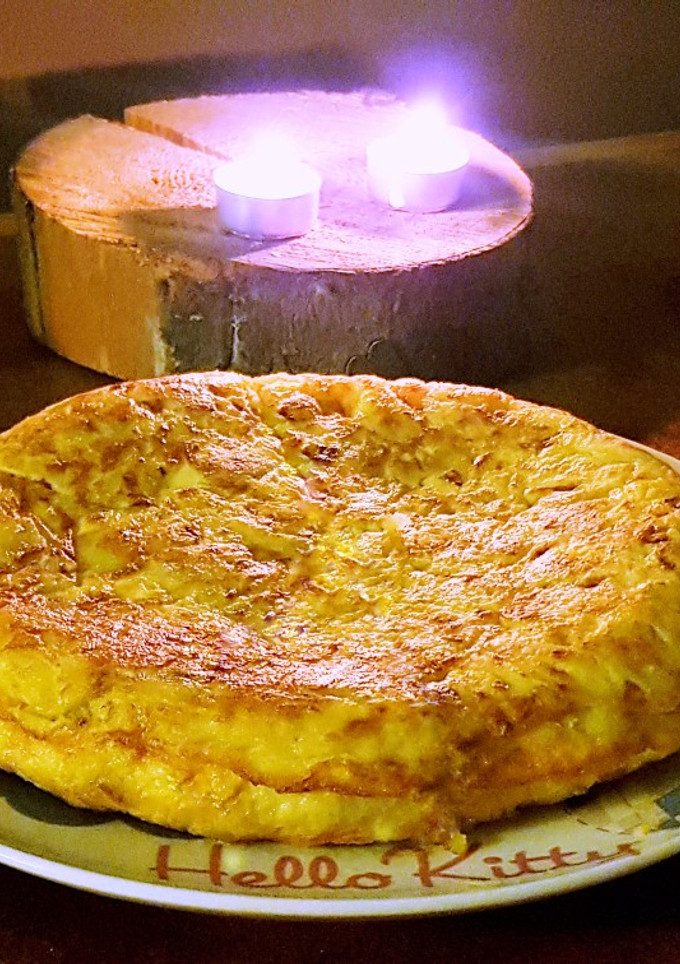 Una foto de Tortilla española con huevos de pato y cebolla