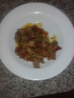 Una foto de Trocitos de pollo con verduras al ajillo