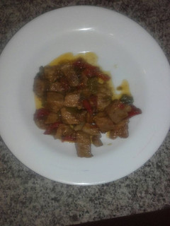Una foto de Trocitos de pollo con verduras al ajillo