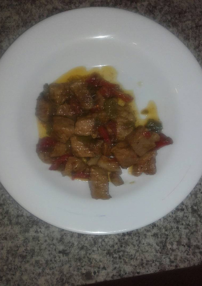 Una foto de Trocitos de pollo con verduras al ajillo