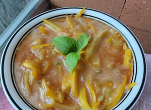Una foto de Zuchinni🍝en salsa de tomate cherry🍅caser@ y albahaca🌿