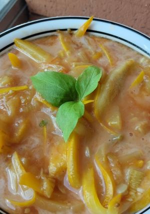 Una foto de Zuchinni🍝en salsa de tomate cherry🍅caser@ y albahaca🌿
