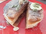 Una foto de pancakes fruta
