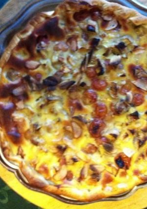 Une photo de Tarte multi fruits (abricots prunes poires pommes) et amandes