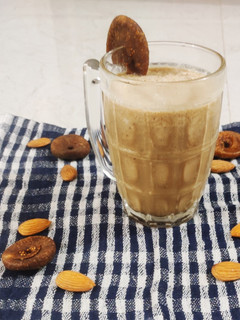 અંજીર ખજૂર ચોકો મિલ્કશેક (Anjeer Khajur Choco Milkshake Recipe In Gujarati) રેસીપી મુખ્ય ફોટો