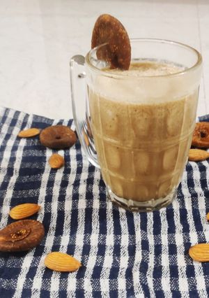 અંજીર ખજૂર ચોકો મિલ્કશેક (Anjeer Khajur Choco Milkshake Recipe In Gujarati) રેસીપી મુખ્ય ફોટો