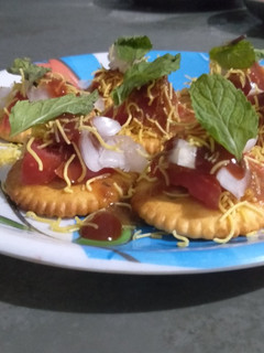 બિસ્કિટ ચાટ(Biscuit Chaat Recipe in Gujarati) રેસીપી મુખ્ય ફોટો