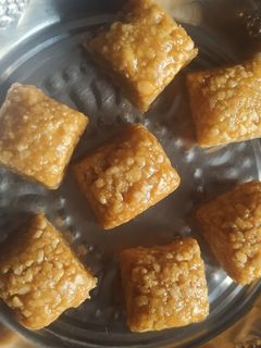 வேர்க்கடலை சிக்கி (Verkadalai chikki recipe in tamil) செய்முறை முக்கிய புகைப்படம்