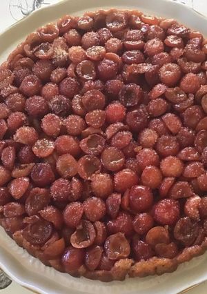 Une photo de Tarte renversée aux cerises pâte mascarpone et amandes