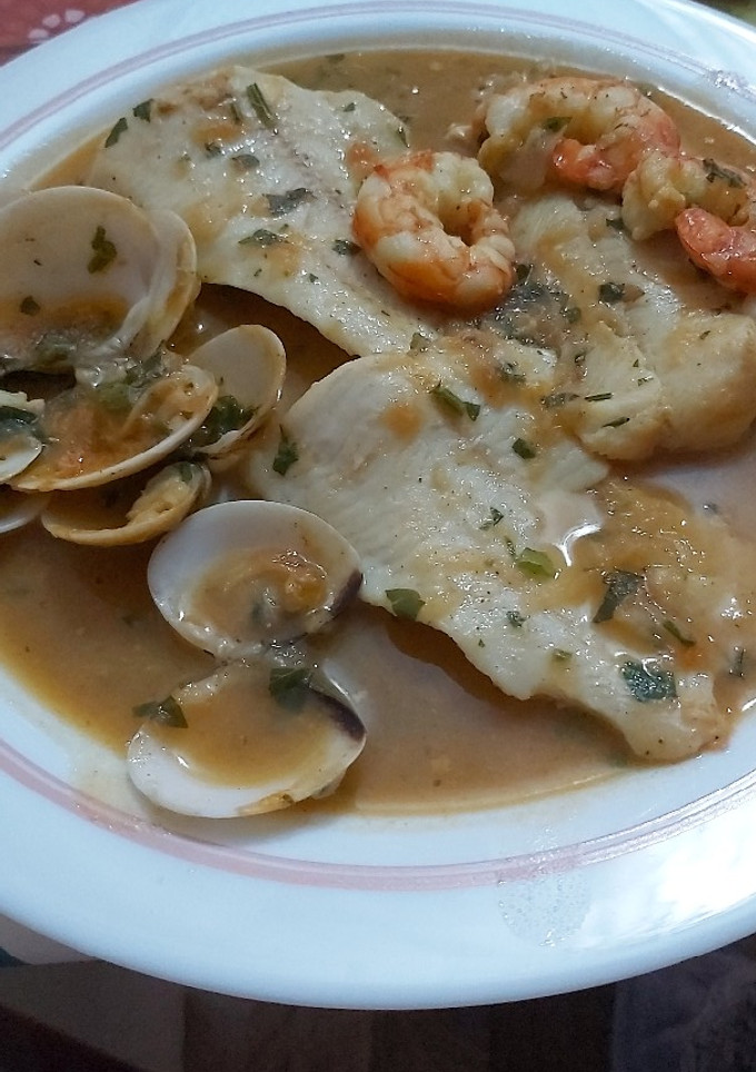 Una foto de Merluza a la marinera