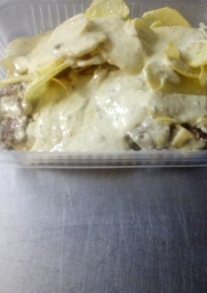 Una foto de Lomo con papas españolas al roquefort