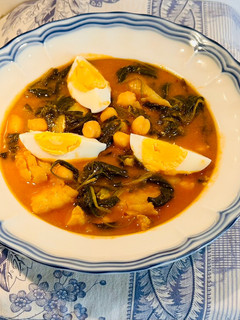 Una foto de Espinacas, bacalao y garbanzos