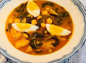Una foto de Espinacas, bacalao y garbanzos