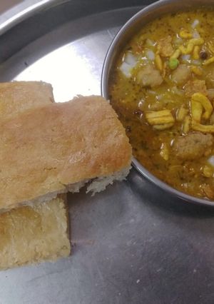 A picture of Misal Pav.