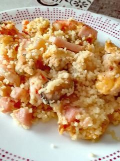 Una foto de Cuscús encebollado con gambas, mejillones y huevo