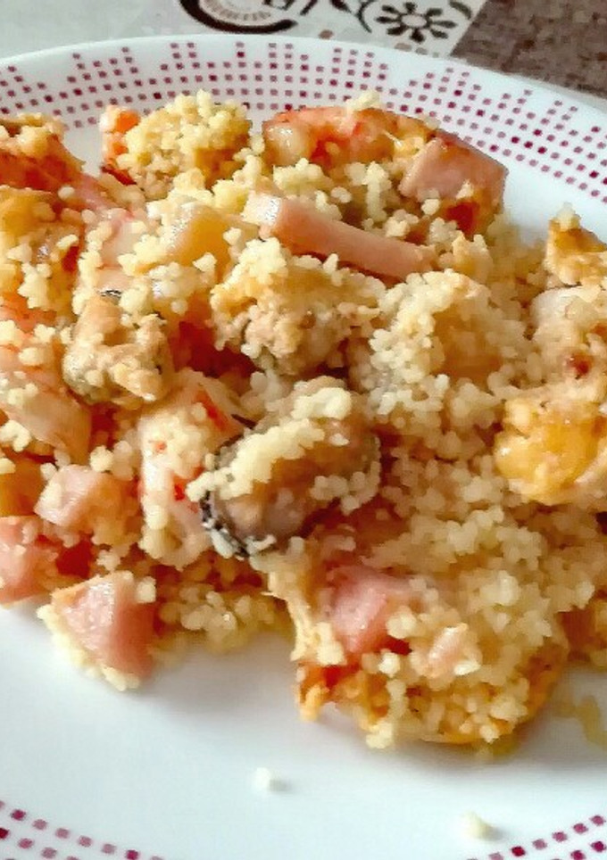 Una foto de Cuscús encebollado con gambas, mejillones y huevo