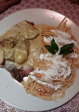 Una foto de Chuletas bañadas en salsa de Champiñones 🍄‍🟫
