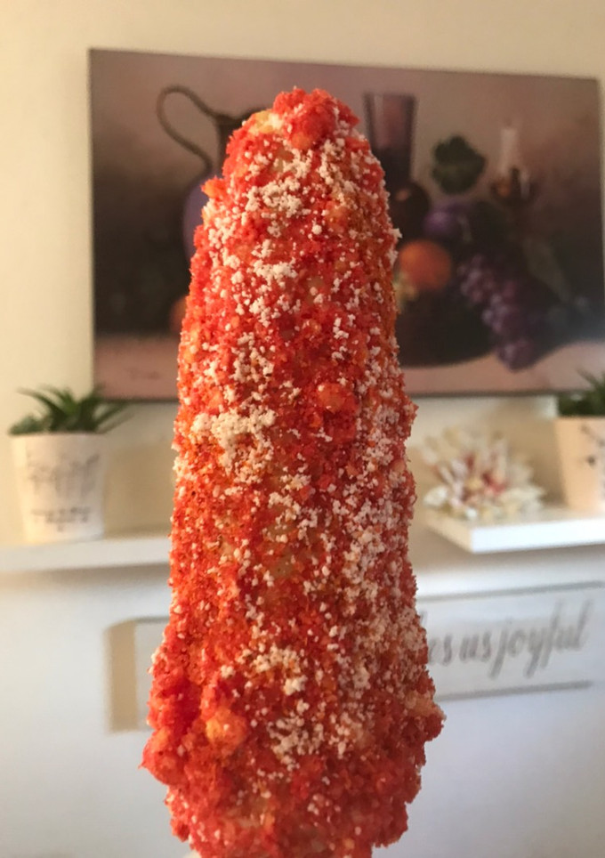 Una foto de Elotes con Flaming Hot Cheetos