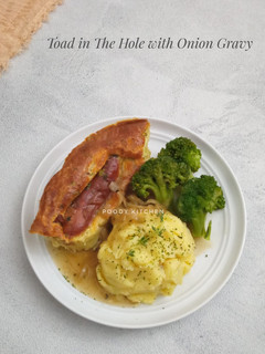 Foto resep Toad in The Hole with Onion Gravy