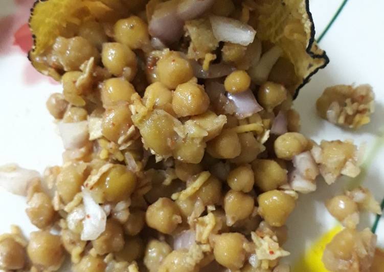 Recipe of Ultimate Chickpeas chaat in rolled papad
