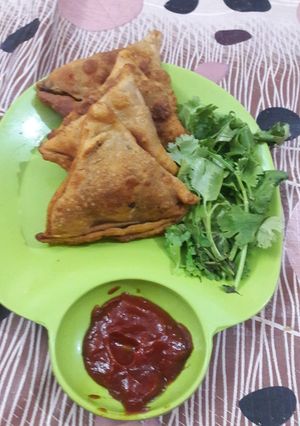 A picture of Wheat flour potato stuffed samosas.