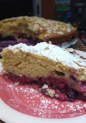 Una foto de Tarta de berries y almendras