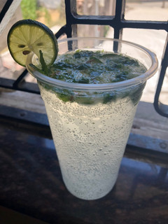 લેમન મોજીતો (lemon mojito recipe in Gujarati) રેસીપી મુખ્ય ફોટો