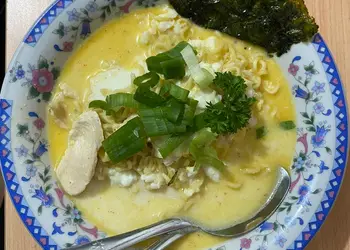 Masakan Populer Indomie Ramen Ayam dan Telur Praktis Enak