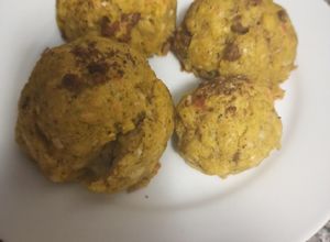 Una foto de Bolones de queso con chicharrón de pollo