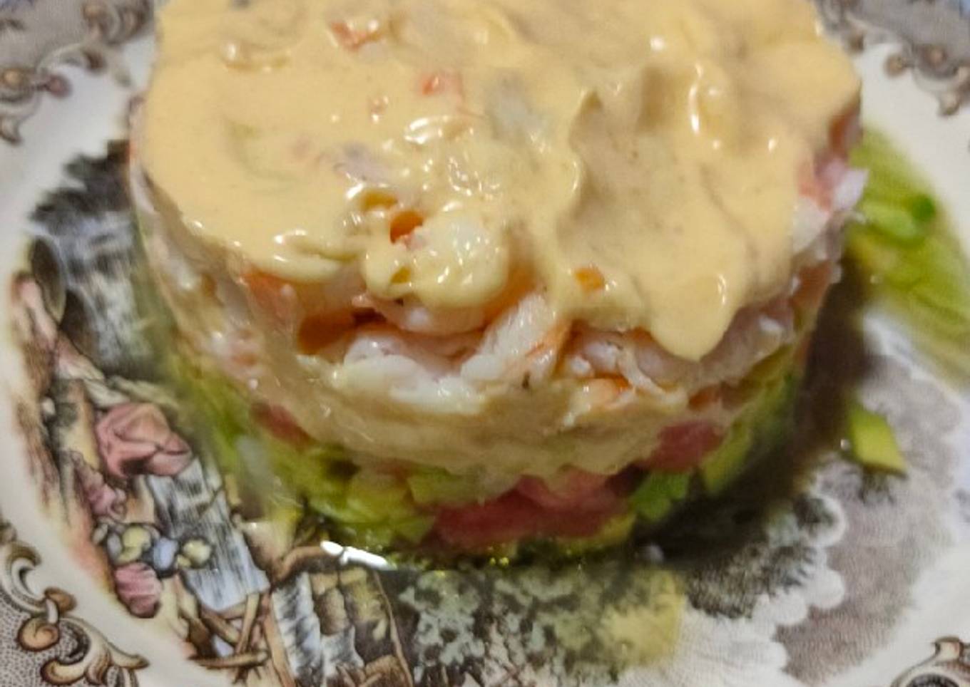 Tartar de aguacate y langostinos cocidos