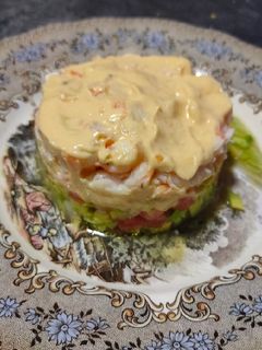 Una foto de Tartar de aguacate y langostinos cocidos